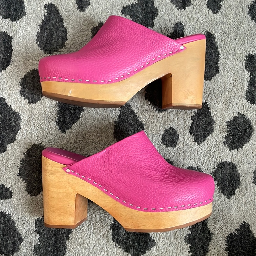 Charlotte Stone pink clogs